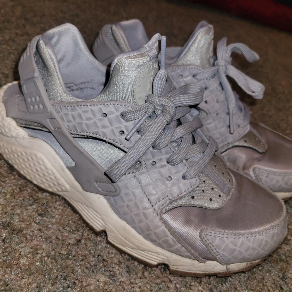 Women's 8.5 gray Nike Huarache